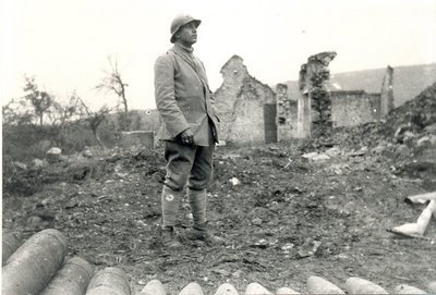 Marcel Alibert en octobre 1917 dans les ruines d'Ostel (Aisne)