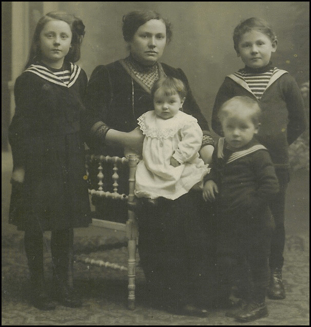 Armand et Jeanne eurent quatre enfants : Hélène en 1906, Jean en 1907, Louis appelé Charles en 1912 et Albertine appelée Reine en 1914.