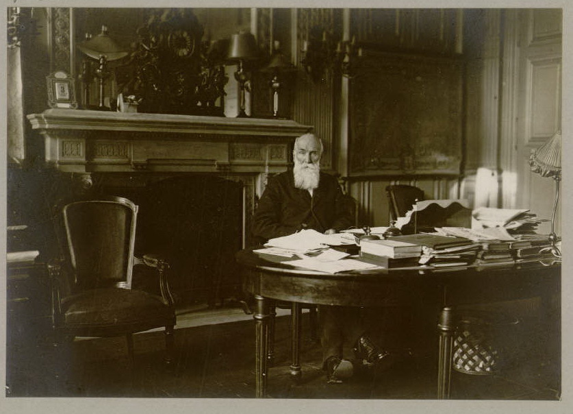 Le maire, le docteur Langlet dans son bureau de l'Hôtel de Ville - source : Gallica-BNF - cote BDIC_VAL_054_024