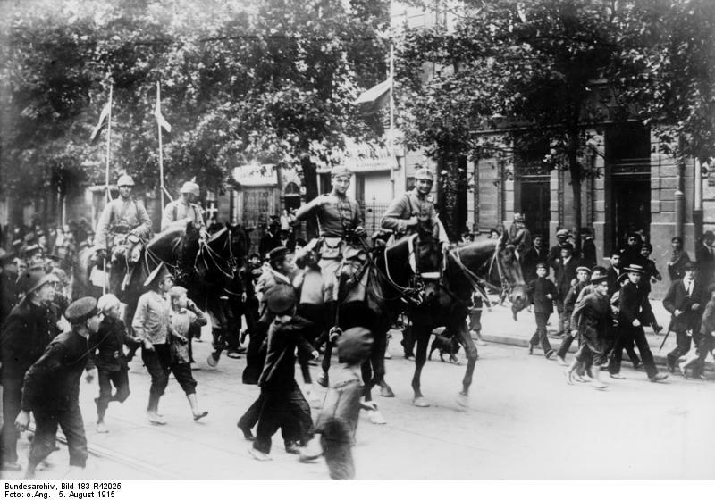 ADN-ZB I. Weltkrieg 1914-1918 - Entrée de la cavalerie allemande le 5 août 1915 à Varsovie. (Wikipedia) Osteuropäischer Kriegsschauplatz: Deutsche Truppen besetzen am 5. August 1915 Warschau. 14639-15