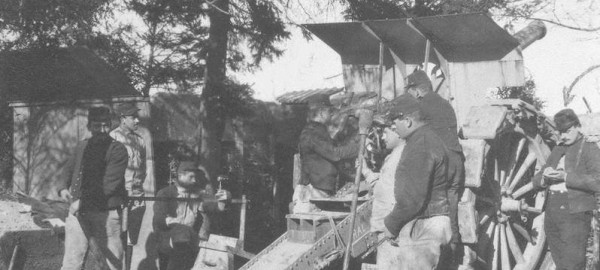 Un canon du 25e RA pointe sur Cernay à partir d l'usine des anglais (source ci-dessous, Archives Archives municipales et communautaires de la Ville de Reims)l