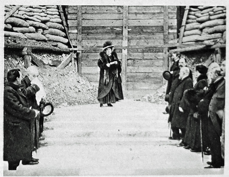 Mme Caristie Martel devant la cathédrale.jpg