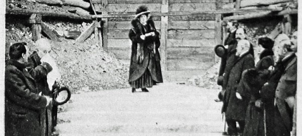 Mme Caristie Martel devant la cathédrale.jpg